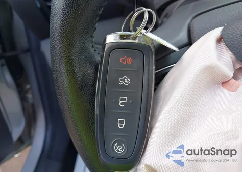 2019 Ford Escape Titanium z USA, uszkodzony, nr VIN 1FMCU9J9XKUB76466